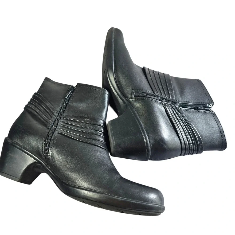 Clarks Leather Pleated Ankle Boots Womens Black Size 9M‎ Low Block Heel Comfort